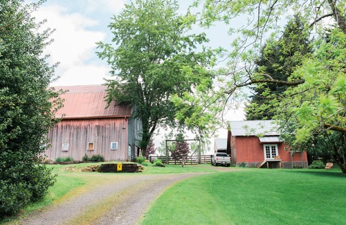 Molalla House | Fabulous Country Escape in Stylish Guest House with Private Hiking and Hot Tub.