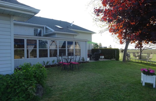Niagara-on-the-Lake House | Fabulous Guesthouse B & B Located In The Heart Of Vineyard Country!