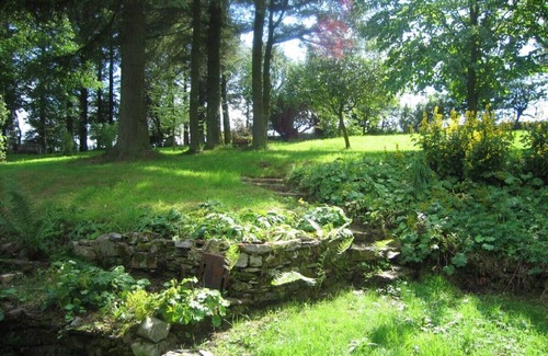 Newcastle-on-Clun Cottage | Fabulous, spacious hillside cottage in secluded garden with panoramic views
