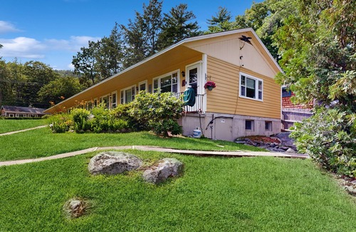 Alton Bay House | Fabulous studio suite just a few steps from the water w/WiFi, bay views