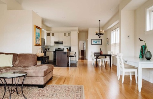 Inner Harbour Condo | Fabulous Townhouse in the Hotel District