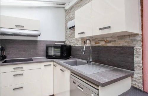 Uriage-les-Bains Apartment | Face aux Thermes: lit double, terrasse, wifi