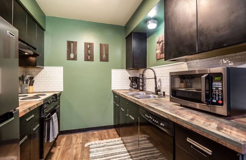 Lansing Apartment | Fairlane #8 The Den