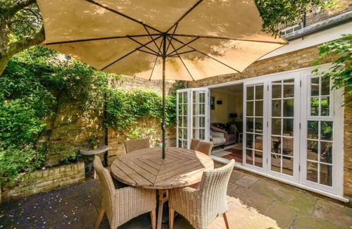 Churchill House | Fairytale Garden House - Next to Victoria Station and Pet Friendly