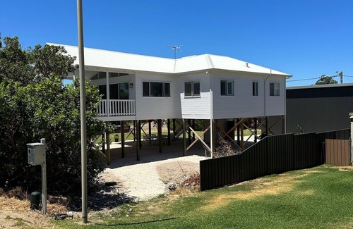 Falcon House | Falcon Bay Views, 2min walk to the beach, newly built stilt shack