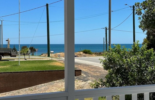 Falcon House | Falcon Bay Views, 2min walk to the beach, newly built stilt shack