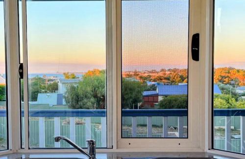 Falcon House | Falcon Family-friendly Bayview Beach House
