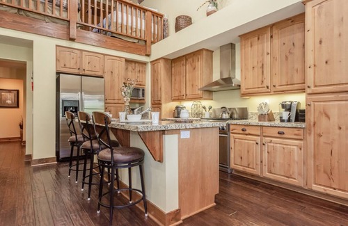 Mammoth Lakes House | Fall Availability! Townhome on the Shuttle Route with Shared Hot Tub and Mountain Views!