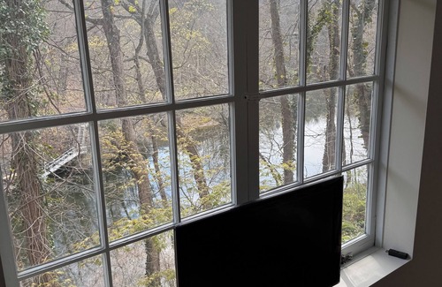 Croton-on-Hudson Cottage | Fall Colors HQs. Stunning views of Croton River Gorge, a birder haven