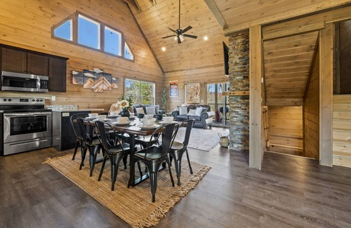 Sevierville Cabin | Fall Colors Retreat Pool, Tub, Games & Pets OK