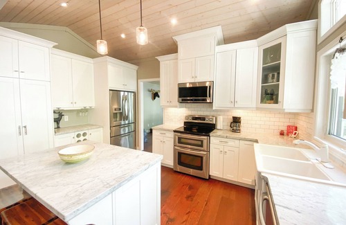Novar Cottage | Fall Colours, Sunsets, Sandy Beach, Dog OK, Outdoor Dining, Fireplace, Firepit
