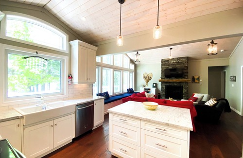 Novar Cottage | Fall Colours, Sunsets, Sandy Beach, Dog OK, Outdoor Dining, Fireplace, Firepit