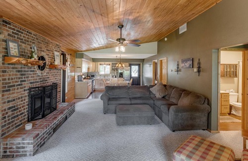 Breezy Point Cabin | FALL Dates Available! GOLF, FISHING, LAKEFRONT & FIRE PIT