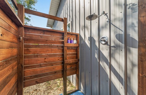 Kiska Beach House | Fall Discounts! l 5 Mins Beach & 30A l Outdoor TV for Football Games