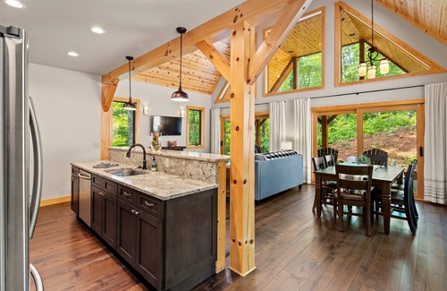 Spruce Pine Cabin | Fall Escape, Minutes to the Blue Ridge Pkwy + Firewood