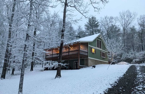 Blue Ridge Cabin | Fall Family Vacation | Arcade, Theater, Hot Tub, 4 Kings Aska Adventure Area