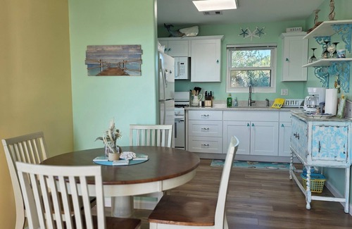 Dickinson House | Fall Fishing Getaway in San Leon- Don’t Miss Out! Waterfront Pier w/Boat Slip🎣