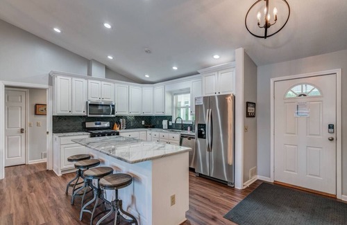 Blairsville House | Fall Foliage Retreat | Lakefront Cabin w/Hot Tub, Pool Table, Fire Pit