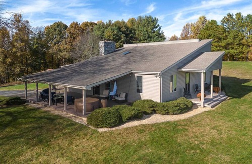 Fairfield House | Fall Foliage Views + Hot Tub Escape near WLU & VMI at Sunrise Ridge