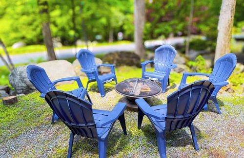 Lake Ariel Ski Chalet | FALL HIDEOUT COTTAGE+SPACIOUS 3BR+2 FIRE PITS+FIREPLACE+SMART TVs+BIKES+ KAYAKS