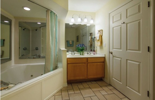 Branson Resort | Fall in the Ozarks! 2 sep. spaces w/KING beds, FULL baths & kitchens = PRIVACY!
