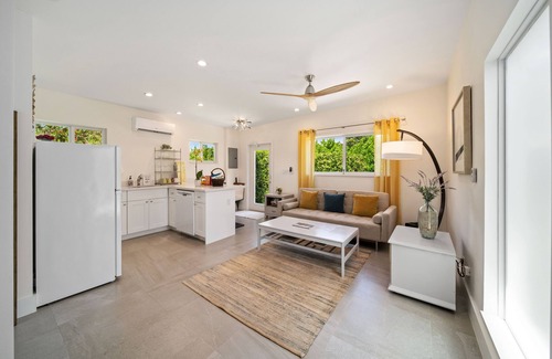 Lake Ida Shores Cottage | Fall Special. For Discerning Travelers. Mid Century Modern Casita .