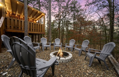 Broken Bow Cabin | 🍁 Fall specials! Updated Cabin 🪵 Creek 🏞 🔥 pit 🍁
