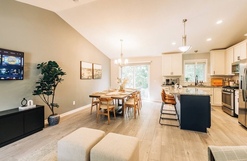 Blaine House | Fall Twin Cities Suburban Retreat: 4BR with Game Room & Big Yard Near NSC & TPC