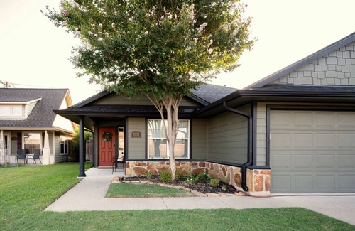 Westfield Village House | Fallbrook Cottage, Relaxing Home Away From Home 3BR/2BA, Pet Friendly
