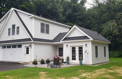 Falmouth Foreside Apartment | Falmouth Foreside, Maine-Walk to ocean beach, market and restaurant.
