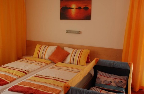 Klopein Bed & Breakfast | Family room- connecting door1 floor with balcony - Pension Agnes