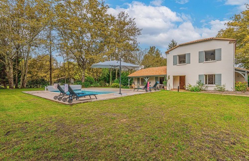 Saint-Sulpice-et-Cameyrac Villa | Family home | Between Bordeaux & St Emilion | Heated swimming pool | Golf.