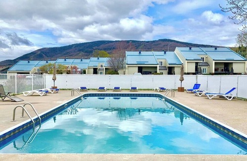 Saint Ferreol les Neiges Cottage | Familiale 69 - Beautiful views of Mont Sainte-Anne in all seasons