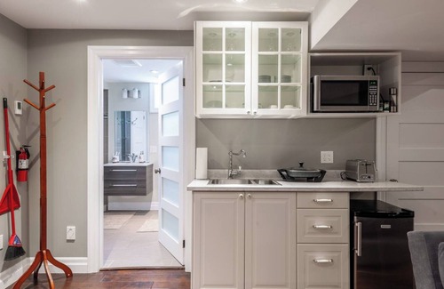 Stratford House | Family and pet friendly, stylish private suite in a calm and clean neighbourhood