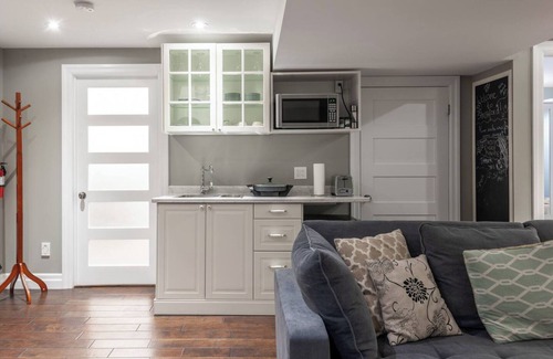 Stratford House | Family and pet friendly, stylish private suite in a calm and clean neighbourhood