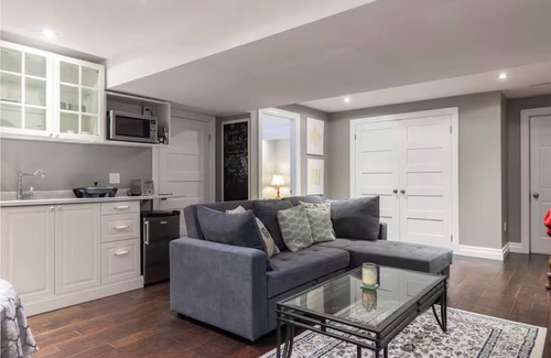 Stratford House | Family and pet friendly, stylish private suite in a calm and clean neighbourhood