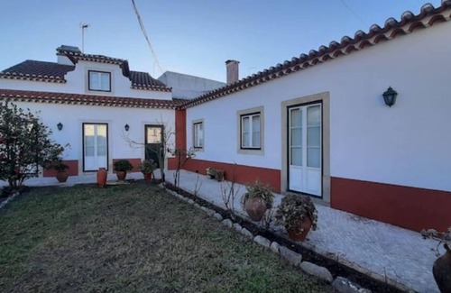Tomar House | Family and Pet Friendly Home w Pool, Hottub, Outdoor Kitchen/Shower, BBQ, & More