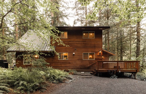 Glacier Cabin | Family Cabin on Quiet Cul-de-Sac with Hot Tub and Cedar Sauna near Mt Baker