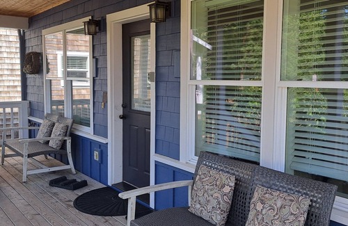 Lincoln Beach Cottage | Family Cottage | 2 Masters | Kings | HotTub | Pets