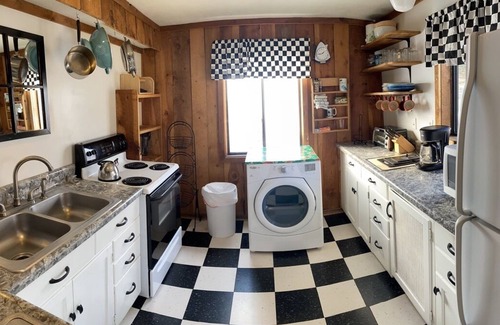 Emigrant Cabin | Family/dog-friendly cabin, heart of Paradise Valley, 30 min north of Yellowstone