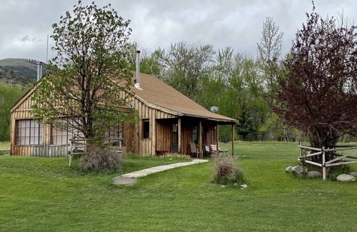 Emigrant Cabin | Family/dog-friendly cabin, heart of Paradise Valley, 30 min north of Yellowstone