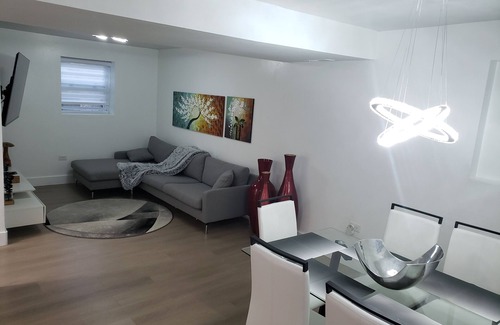 Evanston Apartment | Family-friendly 3-bdrm-2bth apt w/AC, WiFi, & private prkng in Evanston-Near NWU