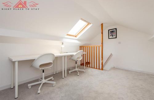 Darlington House | Family-Friendly 3-Bed Home in Central Location with Garden & Parking