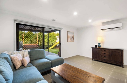 Grovedale House | Family-Friendly 4BR Mount Duneed Manor