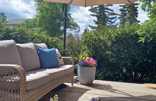 Hawkwood House | Family friendly 5 bedroom house with Mtn view- backs onto a park with playground