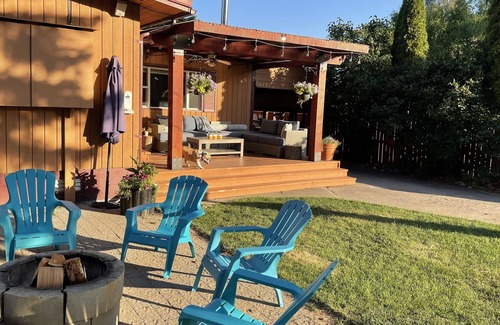 East Kootenay House | Family Friendly Cabin Steps Away from Private Community Beach