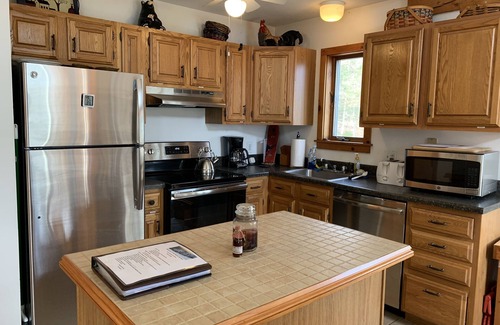 Wilmington House | Family-Friendly Cabin w/Hot Tub, Pools, Fire Pit & More – 15 Mins to Mount Snow