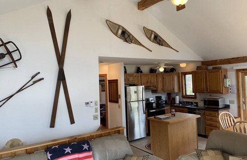 Wilmington House | Family-Friendly Cabin w/Hot Tub, Pools, Fire Pit & More – 15 Mins to Mount Snow