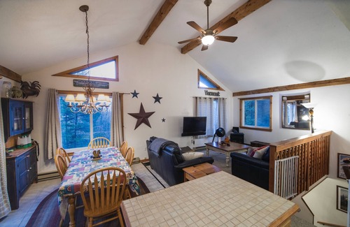 Wilmington House | Family-Friendly Cabin w/Hot Tub, Pools, Fire Pit & More – 15 Mins to Mount Snow