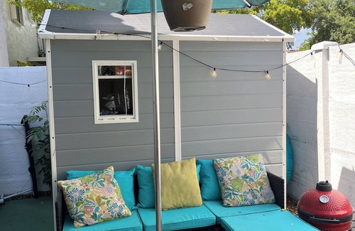 Kendall West House | Family Friendly Cozy apartment with backyard
